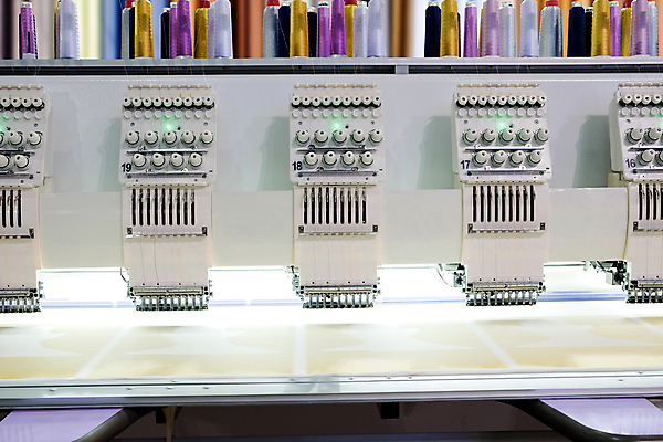 포토 JPG 해외이미지 옷 산업 선 줄 백그라운드 공장 노동자 사람없음 컬러풀 유행 금속 기계 장비 흰색 공구 직물 업무 실 코드 제조 상품 바느질 창고 시스템 자수 섬유 덩어리 재단 제어 줄서기 해외포토 직업 컬러 공업 모션 재질 도구 작업 파일형식 이미지허브