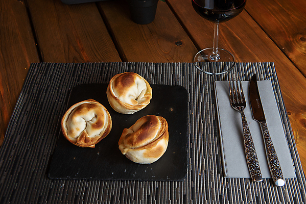 포토 JPG 해외이미지 전통 접시 음식 빵 백그라운드 탁자 디저트 육류 요리 사람없음 갈색 식사 저녁식사 어둠 빵집 소고기 튀김 흰색 신선 스페인 달콤 맛 아침식사 굽기 레시피 히스패닉 칠레 아르헨티나 점심식사 길거리음식 스페인어 페스츄리 핸드메이드 해외포토 식기 유럽 컬러 가구 컨셉 식재료 상점 남아메리카 구이 파일형식 이미지허브