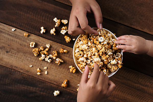포토 JPG 해외이미지 라이프스타일 손 행복 어린이 음식 컨셉 가족 관계 주택 함께함 3 사람 소년 사람없음 신체부위 세명 친구 파티 텔레비전 우정 기쁨 관찰 신선 그룹 사발 달콤 맛 영화관 먹기 배고픔 필름 영화 형제 팝콘 나눔 순간 해외포토 남자 감정 모션 문화예술 이벤트 건물 생활 전자제품 사기그릇 극장 파일형식 이미지허브