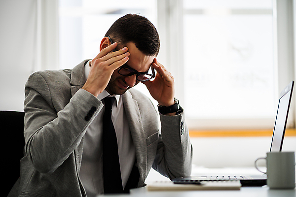 포토 JPG 해외이미지 백인 남자 생각 비즈니스 스트레스 직장 피곤 한명 앉기 정장 성인 노트북 컴퓨터 고통 업무 비즈니스맨 책상 고민 경영자 두통 업무과다 과로 우울증 편두통 성인남자한명만 해외포토 서양인 1 옷 감정 가구 컨셉 회사 모션 사람 전자제품 작업 직장인 질병 리더 남자한명만 성인남자만 파일형식 이미지허브