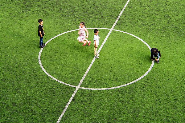 포토 JPG 해외이미지 교육 어린이 선 백그라운드 밭 학교 놀이 소년 잔디 사람없음 야외 초록색 여름 축구 흰색 놀이터 해외포토 식물 계절 남자 컬러 농업 사람 구기 파일형식 이미지허브