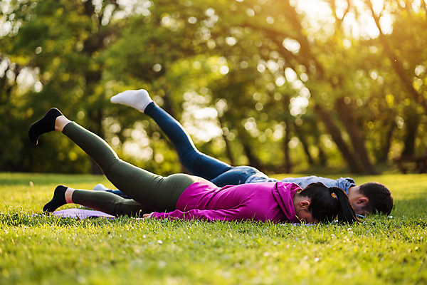 포토 JPG 해외이미지 주간 전신 커플 응시 공원 여자 남자 엎드리기 커플라이프 미소 성인 야외 두명 옆모습 아웃포커스 눕기 운동 건강관리 스트레칭 다리들기 성인만 해외포토 자연요소 라이프스타일 시선 공공시설 뷰포인트 관계 모션 촬영기법 표정 건강 관리 사람 파일형식 이미지허브