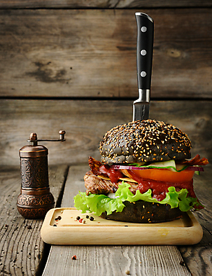 포토 JPG 해외이미지 토마토 실내 사람없음 햄버거 양상추 케첩 베이컨 그라인더 후추 식칼 꽂음 패티 나무도마 나무탁자 해외포토 채소 탁자 주방용품 도마 패스트푸드 돼지고기 내부 목재 소스_음식 향신료 커피용품 파일형식 이미지허브