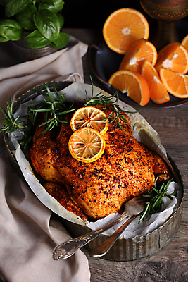 포토 JPG 해외이미지 그릇 포크 오렌지 실내 사람없음 치킨 레몬 슬라이스 바질 로즈메리 나무배경 해외포토 식기 백그라운드 과일 내부 허브 닭고기요리 파일형식 이미지허브