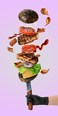 포토 JPG 해외이미지 손 토마토 재료 양파 치즈 실내 들기 신체부위 햄버거 양상추 케첩 베이컨 식칼 꽂음 패티 적양파 햄버거빵 분홍색배경 흩어짐 해외포토 빵 분홍색 백그라운드 컨셉 채소 모션 주방용품 유제품 패스트푸드 돼지고기 사람 내부 소스_음식 파일형식 이미지허브