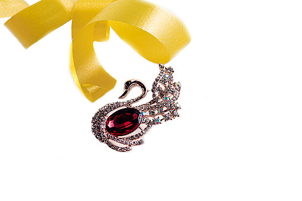 포토 JPG 해외이미지 얼굴 백그라운드 목걸이 팔찌 휴가 선물 사람없음 장식 빛 반짝임 노란색 파티 유행 상점 금속 귀걸이 축제 어둠 추위 흰색 반지 쌍 황금 우아함 은색 가죽 보석 소중 스마트 정사각형 목 브로치 가넷 매각 백금 팬던트 스타일 해외포토 도형 컬러 컨셉 장신구 모션 재질 이벤트 신체부위 광석 파일형식 이미지허브