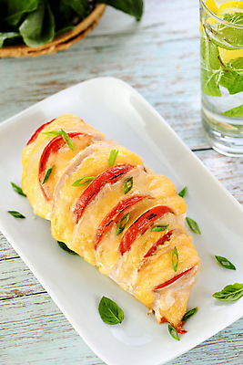 포토 JPG 해외이미지 접시 실내 사람없음 물컵 닭고기요리 카프레제 나무배경 해외포토 식기 음식 백그라운드 내부 컵 샐러드 파일형식 이미지허브