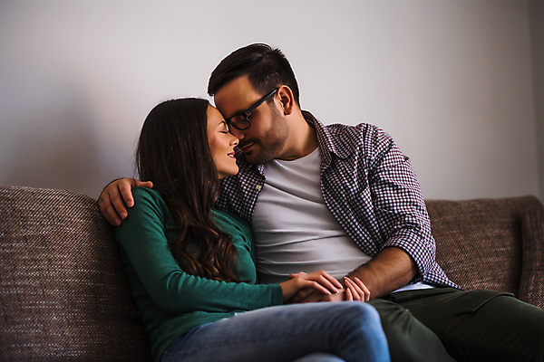 포토 JPG 해외이미지 커플 여자 남자 감정 커플라이프 포옹 남편 아파트 주택 실내 앉기 성인 두명 소파 손잡기 방 아내 결합 성인만 해외포토 라이프스타일 의자 관계 안기 모션 사람 내부 건물 파일형식 이미지허브