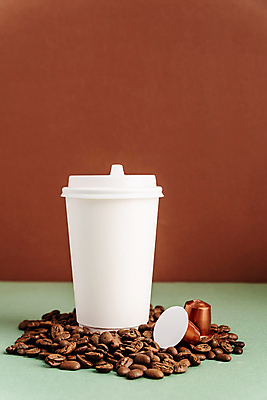 포토 JPG 해외이미지 실내 사람없음 재활용 원두 일회용 에코 친환경 에코라이프 테이크아웃컵 포장용기 베이지색배경 해외포토 라이프스타일 커피 백그라운드 내부 컵 환경 베이지색 포장재료 파일형식 이미지허브