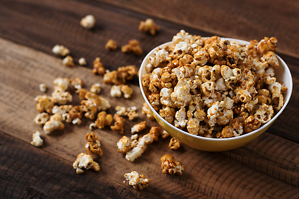 포토 JPG 해외이미지 어린이 음식 백그라운드 컨셉 탁자 디저트 옥수수 사람없음 목재 갈색 노란색 파티 쌓기 과자 튀김 흰색 대접 신선 사발 황금 달콤 맛 폐기물 설탕 영화관 극장 먹기 영화 알맹이 팝콘 버터 솜털 절임 짠맛 팝 해로움 핸드메이드 캐러멜 해외포토 나무 컬러 가구 재료 모션 문화예술 곡류 사람 이벤트 사기그릇 쓰레기 파일형식 이미지허브