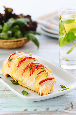 포토 JPG 해외이미지 접시 실내 사람없음 아웃포커스 물컵 닭고기요리 카프레제 나무배경 해외포토 식기 음식 백그라운드 촬영기법 내부 컵 샐러드 파일형식 이미지허브