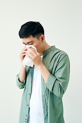 포토 JPG 해외이미지 건강 한명 들기 동양인 상반신 성인 옆모습 눈감음 고통 추위 화장지 질병 코 감염 손수건 인플루엔자 재채기 해외포토 1 감정 뷰포인트 의학 모션 사람 인종 신체부위 바이러스 파일형식 이미지허브