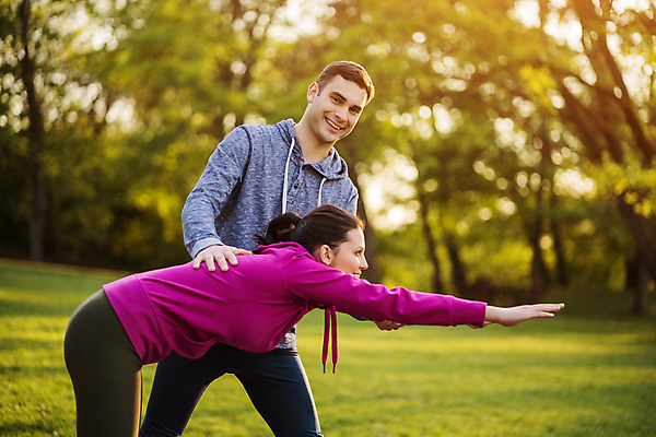 포토 JPG 해외이미지 주간 커플 응시 공원 여자 남자 커플라이프 허리숙이기 미소 상반신 성인 야외 두명 앞모습 옆모습 운동 건강관리 스트레칭 도움 손뻗기 성인만 해외포토 자연요소 라이프스타일 시선 공공시설 뷰포인트 컨셉 관계 모션 표정 건강 관리 숙이기 사람 파일형식 이미지허브