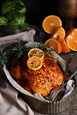 포토 JPG 해외이미지 그릇 포크 오렌지 실내 사람없음 치킨 레몬 슬라이스 바질 로즈메리 나무배경 해외포토 식기 백그라운드 과일 내부 허브 닭고기요리 파일형식 이미지허브
