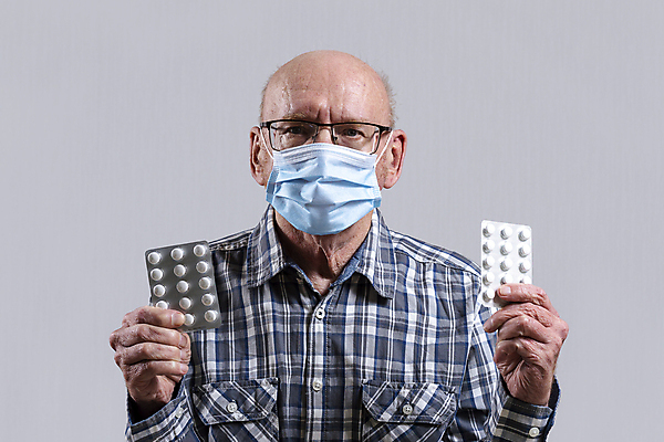 포토 JPG 해외이미지 백인 라이프스타일 손 노년 남자 안경 주택 건강 가면 한명 사람 성인 치료 알약 약 머리 건강관리 고통 회색 환자 잡기 질병 은퇴 약국 두통 대머리 처방 테라피 돌봄 옛날 항생제 해외포토 서양인 1 헤어스타일 잡화 감정 컬러 의학 모션 관리 건물 생활 신체부위 뷰티 파일형식 이미지허브