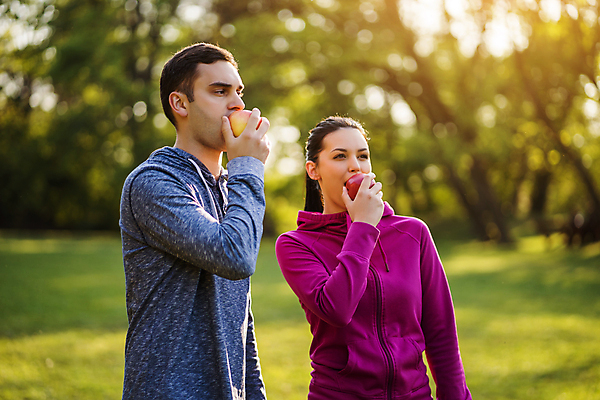 포토 JPG 해외이미지 주간 커플 공원 여자 남자 커플라이프 들기 상반신 성인 야외 두명 옆모습 아웃포커스 건강관리 사과 먹기 성인만 해외포토 자연요소 라이프스타일 공공시설 뷰포인트 과일 관계 모션 촬영기법 건강 관리 사람 파일형식 이미지허브