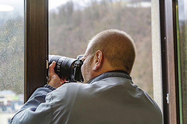포토 JPG 해외이미지 주간 백인 직업 1 남자 포즈 백그라운드 신체 창문 유리 프레임 사람 풍경 성인 사람없음 도시풍경 머리 카메라 검은색 사진촬영 흰색 업무 기자 발사 빗방울 사진사 귀 대머리 리포터 빨간머리 혼자 해외포토 자연요소 서양인 헤어스타일 컬러 재질 신체부위 전자제품 촬영 도시 작업 비_날씨 작가 파일형식 이미지허브