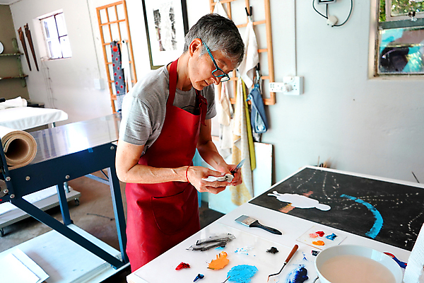 포토 JPG 해외이미지 손 디자인 교육 백그라운드 상상 실내 창조 미술 한명 사람 취미 컬러풀 페인트 공구 붓 업무 작업실 팔레트 공예 오브젝트 그림 예술가 페인트붓 화가 핸드메이드 아크릴 해외포토 직업 1 컬러 재질 문화예술 내부 신체부위 도구 작업 파일형식 이미지허브