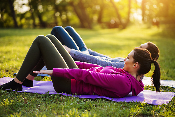 포토 JPG 해외이미지 주간 전신 커플 공원 여자 남자 커플라이프 미소 성인 야외 두명 옆모습 눕기 운동 건강관리 고개들기 복근운동 성인만 해외포토 자연요소 라이프스타일 공공시설 뷰포인트 관계 모션 표정 건강 관리 사람 파일형식 이미지허브
