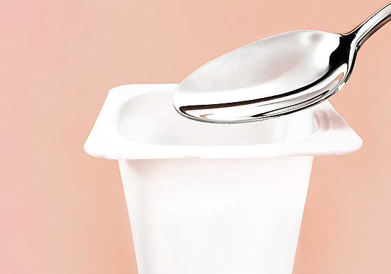 포토 JPG 해외이미지 사람없음 숟가락 요거트 살구색 플라스틱통 해외포토 컬러 유제품 수저 통 플라스틱 파일형식 이미지허브