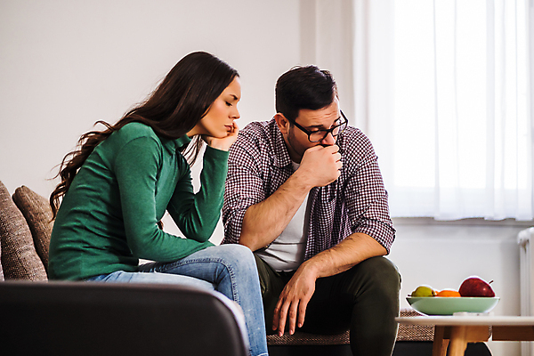 포토 JPG 해외이미지 커플 응시 여자 남자 커플라이프 남편 아파트 주택 실내 대화 앉기 성인 두명 소파 방 아내 말다툼 곤란 성인만 해외포토 라이프스타일 시선 의자 관계 모션 말하기 사람 내부 건물 싸움 파일형식 이미지허브