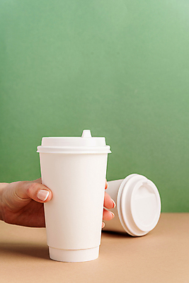 포토 JPG 해외이미지 손 실내 신체부위 재활용 잡기 일회용 에코 친환경 에코라이프 테이크아웃컵 포장용기 카피스페이스 초록배경 해외포토 라이프스타일 백그라운드 모션 사람 내부 컵 초록색 환경 공백 포장재료 파일형식 이미지허브