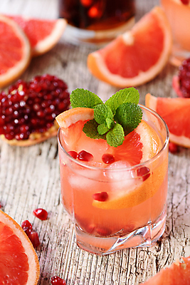 포토 JPG 해외이미지 잔 실내 사람없음 아웃포커스 칵테일 민트 자몽 석류 과일조각 석류알 나무배경 해외포토 식기 조각 백그라운드 과일 주류 촬영기법 내부 허브 파일형식 이미지허브