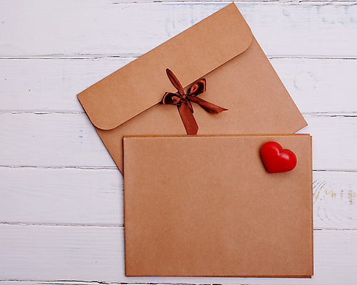 포토 JPG 해외이미지 종이 백그라운드 컨셉 휴가 봉투 선물 이벤트 사람없음 목재 사무실 갈색 쪽지 공책 놀람 공백 수확 축하 인사 업무 메시지 편지 페이지 시트 해외포토 나무 감정 컬러 농업 비즈니스 재료 문구용품 표정 예절 작업 파일형식 이미지허브