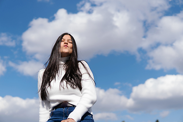 포토 JPG 해외이미지 학생 라이프스타일 여자 포즈 백그라운드 컨셉 하늘 휴가 휴식 한명 사람 성인 야외 파란색 뷰티 유행 귀여움 희망 흰색 우아함 콜롬비아 스웨터 고정 팔 보여주기 단아함 무료 승인 해외포토 1 감정 컬러 상의 모션 생활 신체부위 남아메리카 파일형식 이미지허브