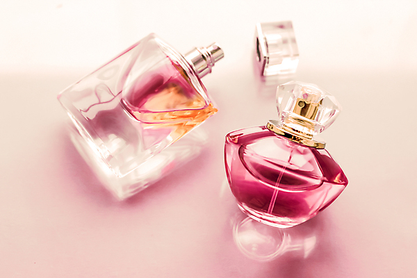 포토 JPG 해외이미지 실내 사람없음 뷰티 화장품 향수 향수병 브랜딩 세련 분홍색배경 해외포토 분홍색 백그라운드 내부 병_담는 파일형식 이미지허브