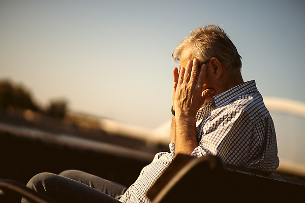 포토 JPG 해외이미지 라이프스타일 노년 남자 생각 한명 사람 앉기 성인 야외 머리 맑음 고통 슬픔 백발 도시 은퇴 불안 고민 두통 불만 배려 내려보기 해외포토 1 헤어스타일 감정 모션 날씨 생활 신체부위 질병 파일형식 이미지허브
