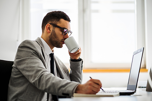 포토 JPG 해외이미지 백인 직업 응시 남자 커피 생각 비즈니스 노동자 직장 한명 사람 앉기 정장 성인 노트북 컴퓨터 사무실 마시기 기록 업무 작업 비즈니스맨 책상 경영자 경영 해외포토 서양인 1 시선 옷 음료 가구 회사 모션 전자제품 직장인 리더 파일형식 이미지허브