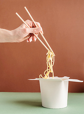 포토 JPG 해외이미지 손 실내 들기 신체부위 재활용 면류 일회용 종이상자 에코 친환경 에코라이프 나무젓가락 포장용기 베이지색배경 해외포토 라이프스타일 음식 백그라운드 젓가락 모션 사람 내부 상자 환경 베이지색 포장재료 파일형식 이미지허브