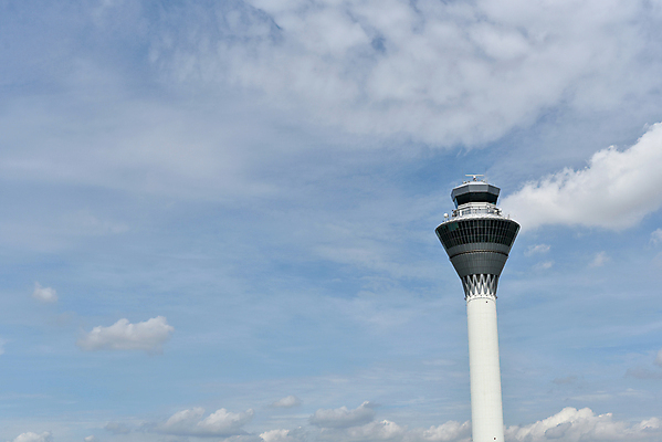포토 JPG 해외이미지 여행 컨셉 지도 건축양식 통신 교통시설 하늘 비행기 안전 사람없음 건물 탑 관찰 공항 위험 도착 항공 서비스 출발 보안 활주로 승객 감시 네비게이션 말레이시아 관리자 대패 레이더 제어 착륙 터미널 해외포토 건축물 건축 아시아 길 교통 항공교통 모션 대중교통 시설 파일형식 이미지허브