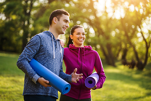 포토 JPG 해외이미지 주간 커플 공원 여자 남자 커플라이프 미소 웃음 들기 상반신 성인 야외 두명 앞모습 옆모습 건강관리 매트 성인만 어깨에손 해외포토 자연요소 라이프스타일 공공시설 뷰포인트 관계 모션 표정 건강 관리 사람 파일형식 이미지허브