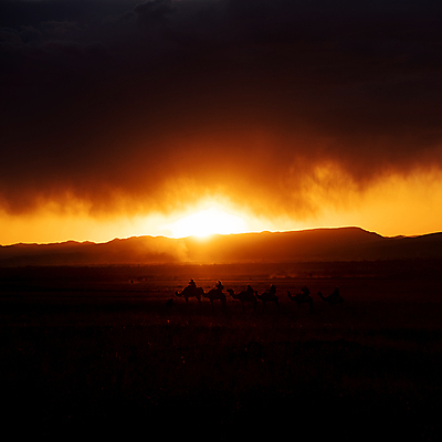 포토 JPG 해외이미지 동물 전통 실루엣 문화 모래 여행 자연 휴가 산 앉기 풍경 사람없음 야외 햇빛 여행객 일출 일몰 사막 탐험 관찰 군중 모래언덕 사파리 낙타 모로코 사하라 단봉낙타 아랍어 카라반 해외포토 포유류 모션 아프리카 촬영기법 사람 태양 노을 언덕 생태계 캠핑카 파일형식 이미지허브