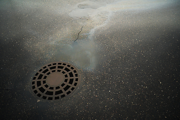 포토 JPG 해외이미지 도로 거리 사람없음 야외 물 노란색 젖음 도시 환경오염 보행로 휘발유 아스팔트 웅덩이 연료 가스 쏟아짐 지구온난화 배수구 땅바닥 하수 해외포토 자연요소 길 컬러 컨셉 교통시설 모션 바닥 석유 기후변화 파일형식 이미지허브