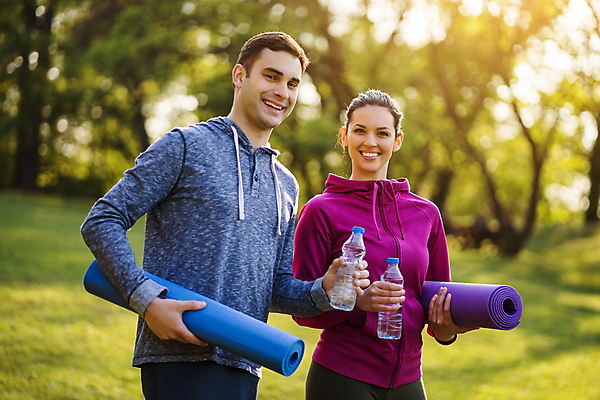 포토 JPG 해외이미지 주간 커플 공원 여자 남자 커플라이프 함께함 미소 들기 상반신 성인 야외 두명 앞모습 옆모습 건강관리 매트 물병 성인만 해외포토 자연요소 라이프스타일 공공시설 뷰포인트 컨셉 관계 모션 표정 건강 관리 사람 물통 파일형식 이미지허브