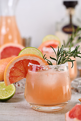 포토 JPG 해외이미지 잔 실내 사람없음 아웃포커스 칵테일 자몽 라임 로즈메리 과일조각 나무배경 해외포토 식기 조각 백그라운드 과일 주류 촬영기법 내부 허브 파일형식 이미지허브