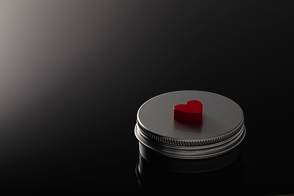 포토 JPG 해외이미지 1 백그라운드 포장 유리 탁자 통 선물 사랑 사람없음 장식 빨간색 빛 상자 금속 검은색 놀람 화장품 회색 덮개 하트 원형 발표 클래식 고급 캔 닫기 상품 컨테이너 크림 책상 오브젝트 싱글 패키지 통조림 고립 알루미늄 철강 캡모자 브랜딩 현실 해외포토 모양 도형 모자_잡화 감정 산업 컬러 가구 컨셉 모션 재질 표정 뷰티 뚜껑 파일형식 이미지허브