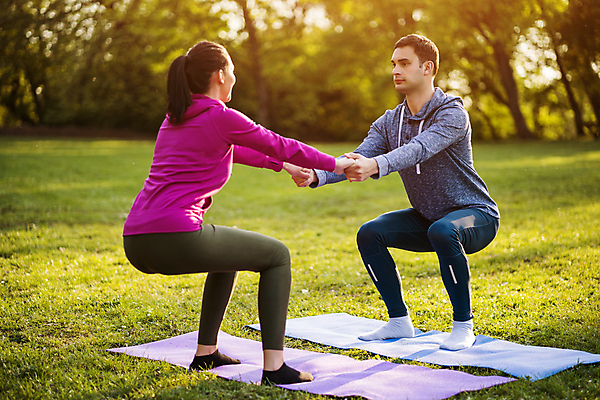 포토 JPG 해외이미지 주간 전신 커플 공원 여자 남자 커플라이프 함께함 미소 성인 야외 두명 옆모습 뒷모습 운동 마주보기 건강관리 손잡기 성인만 스쿼트 해외포토 자연요소 라이프스타일 공공시설 뷰포인트 컨셉 관계 모션 표정 건강 관리 사람 파일형식 운동자세 이미지허브