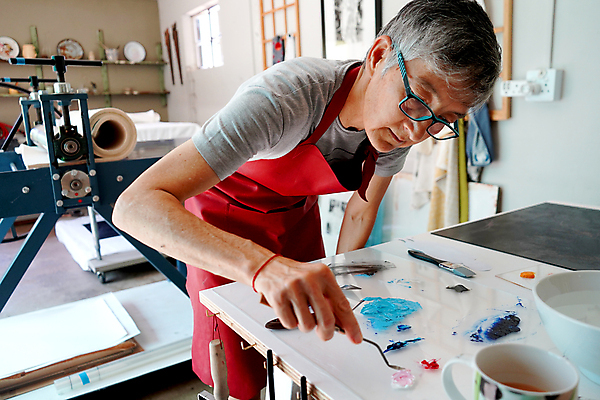 포토 JPG 해외이미지 손 디자인 교육 백그라운드 상상 실내 창조 미술 사람 취미 사람없음 컬러풀 페인트 공구 붓 업무 작업실 팔레트 공예 오브젝트 그림 예술가 페인트붓 화가 핸드메이드 아크릴 해외포토 직업 컬러 재질 문화예술 내부 신체부위 도구 작업 파일형식 이미지허브