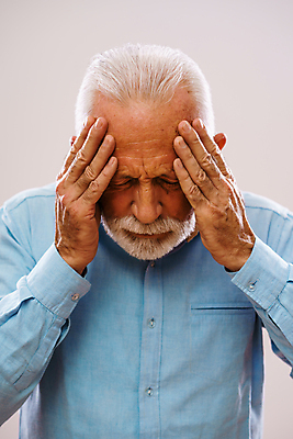 포토 JPG 해외이미지 스튜디오촬영 백인 할아버지 노년 남자 셔츠 비즈니스 수염 한명 상반신 고통 비즈니스맨 고민 두통 우울증 편두통 노인남자한명만 해외포토 서양인 1 감정 상의 실내 사람 성인 직장인 질병 남자한명만 노인남자만 파일형식 이미지허브