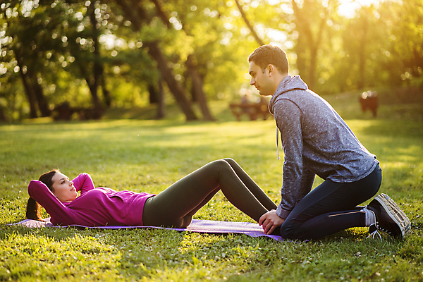 포토 JPG 해외이미지 주간 전신 커플 응시 공원 여자 남자 커플라이프 함께함 성인 야외 두명 옆모습 눕기 운동 건강관리 도움 무릎꿇기 윗몸일으키기 성인만 해외포토 자연요소 라이프스타일 시선 공공시설 뷰포인트 컨셉 관계 모션 건강 관리 사람 파일형식 이미지허브