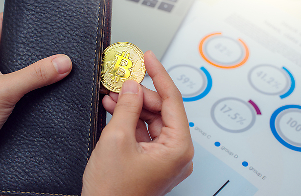 포토 JPG 해외이미지 손 백그라운드 컨셉 돈 인터넷 가방 비즈니스 미래 사람없음 금융 경제 금속 디지털 동전 웹 성장 잡기 지갑 시장 황금 암호 주식 발굴 심볼 무역 전자상거래 위기 가상 해외포토 잡화 산업 모션 재질 신체부위 재산 파일형식 이미지허브