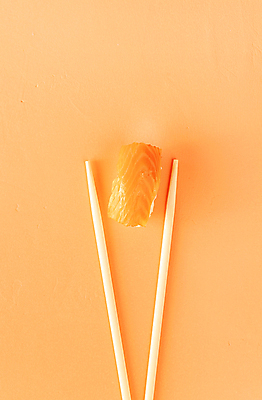 포토 JPG 해외이미지 실내 사람없음 주황색 초밥 나무젓가락 연어초밥 미니멀 해외포토 컬러 젓가락 내부 연어 일본음식 파일형식 이미지허브