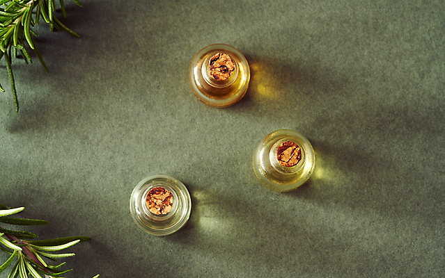 포토 JPG 해외이미지 유리병 실내 사람없음 하이앵글 뷰티 오일 아로마테라피 로즈메리 에센스 초록배경 아로마오일 해외포토 음식 뷰포인트 백그라운드 병_용기 내부 초록색 화장품 오일_화장품 허브 테라피 파일형식 이미지허브