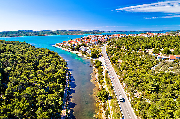 포토 JPG 해외이미지 나무 호수 바다 여행 자연 하늘 안테나 파노라마 사람없음 건물 초록색 물 파란색 컬러풀 교회 여행객 탑 항구 놀람 도시 소나무 만 보트 지중해 타운 크로아티아 다도해 터키석 해외포토 자연요소 식물 건축물 감정 유럽 컬러 배_교통 통신 종교건축 교통시설 촬영기법 표정 사람 보석 생태계 파일형식 이미지허브