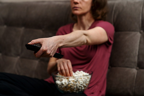 포토 JPG 해외이미지 백인 라이프스타일 손 여자 행복 음식 휴식 주택 실내 옥수수 미술 한명 사람 앉기 소파 디지털 스크린 텔레비전 기쁨 방 관찰 시간 영화관 먹기 필름 손목시계 영화 팝콘 멀리 제어 채널 팝 해외포토 서양인 1 감정 시계 컨셉 의자 장신구 모션 문화예술 곡류 내부 건물 생활 신체부위 전자제품 극장 파일형식 이미지허브