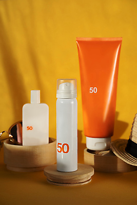 포토 JPG 해외이미지 실내 사람없음 목재 화장품 선크림 피부관리 스프레이 스킨케어 단상 노란배경 튜브용기 목업 브랜딩 해외포토 나무 백그라운드 재료 내부 뷰티 노란색 용기_그릇 파일형식 이미지허브